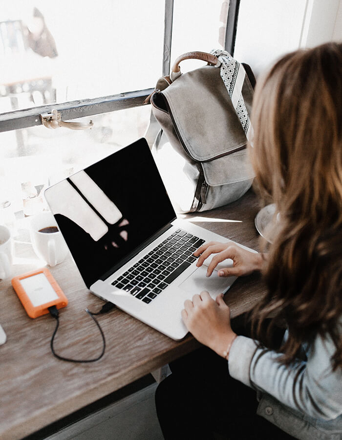Professionista al computer durante una giornata di lavoro